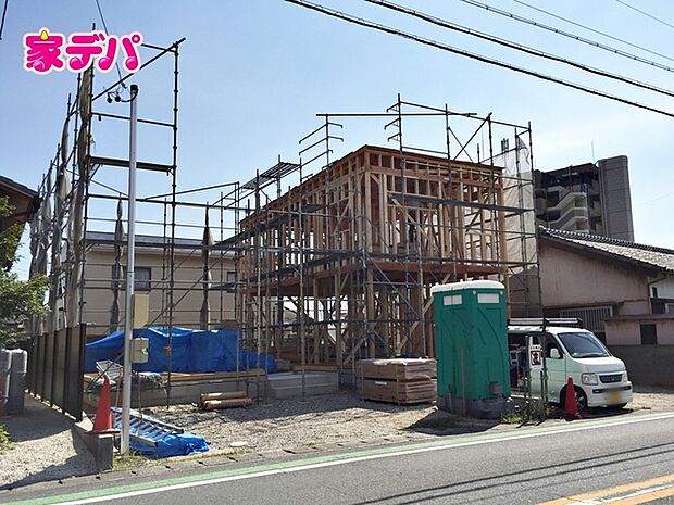 地域に密着した不動産販売でお客様のニーズに、経験豊富なスタッフが柔軟にご対応させて頂きます。(左側)