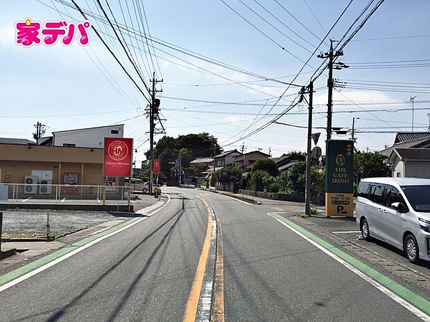 前面約8.2m幅の道路に面しており、通行や駐車の際に余裕がある広さです。運転が苦手な方でもラクラク!