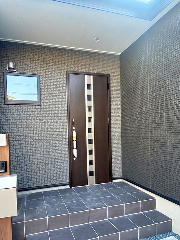 【玄関】 玄関が深い位置にあるので雨に濡れることなく身支度ができます