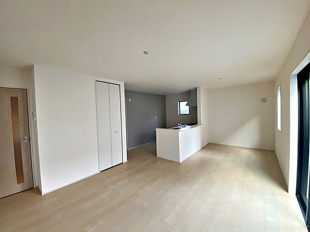 【リビング16.2帖】 沢山の光が差し込む明るいリビングは、開放的で心地よい空間です。自然と家族が集まり幸せな時間が流れます。  