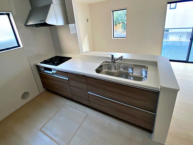 【キッチン】 小さなお子様にも目が届く、使い勝手の良い対面キッチンで楽しくお料理ができます！ 