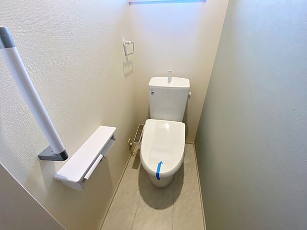 【トイレ】 お手洗いは1階にも2階にもございます。混雑する時間帯も、2か所あると助かります。うれしい温水洗浄便座です。