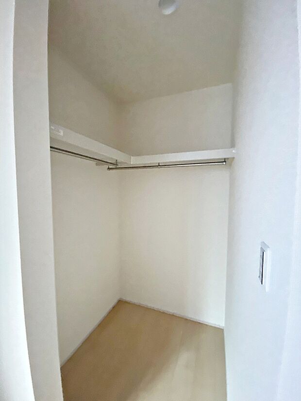 【洋室5.2帖WIC】 ウォークインクローゼットでしっかり収納!洗濯物も畳まず収納できちゃうので忙しい方もラクできちゃいます。