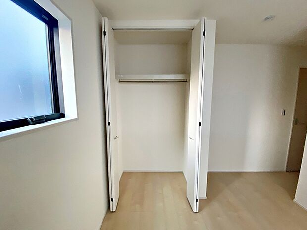 【洋室6.1帖クローゼット】 ハンガーパイプ付きで、普段使いの衣類を出し入れしやすいクローゼットです