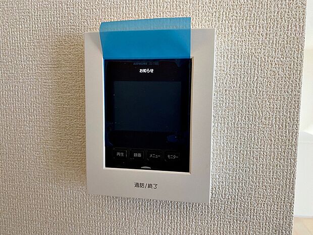 留守中の来訪者画像を自動で録画・保存できる録画機能を内蔵。防犯性に優れた安心のシステム。スッキリとしたデザインで、誰でも簡単に操作していだけます。