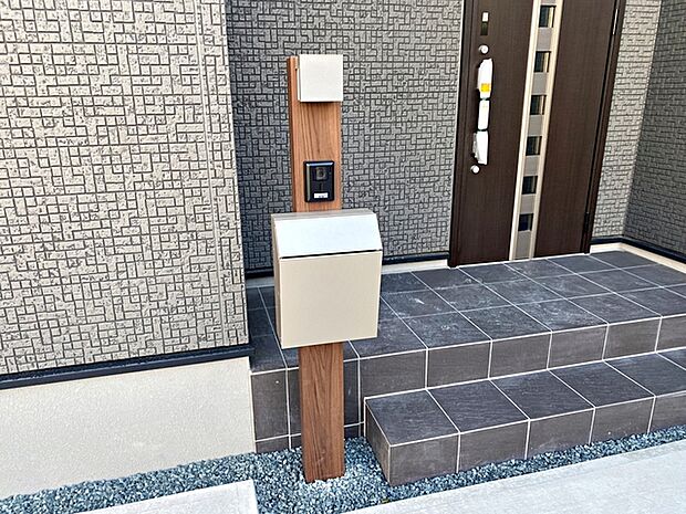 玄関前には一体型で場所を取らない、お洒落なカメラ付インターホン・ポスト