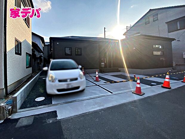 並列3台駐車可能なゆとりあるカースペース。目の前が駐車場だと雨の日も大量にお買い物をした時も便利