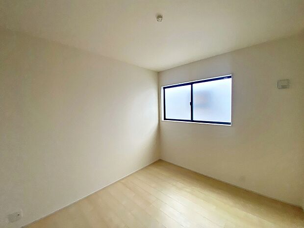 【洋室5.2帖】 腰窓を採用し、プラバシーに配慮しながら採光を確保しています。