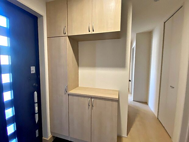 【SCL】 天井までのシューズボックスは容量もたっぷり入ります。中央飾り棚には季節感ある演出が楽しめます。