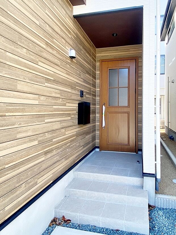 【玄関】 雨の日の出入りも濡れにくい玄関ポーチ