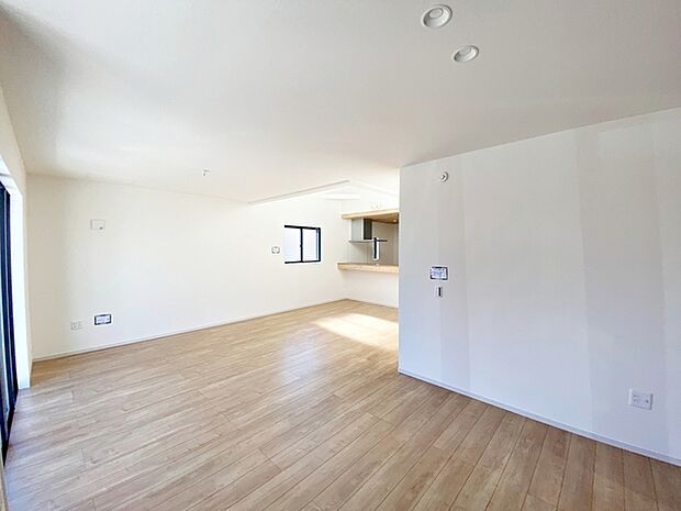 【リビング約24.8帖】 LDKはゆとりの約24.8帖。ご家族みんながゆっくりくつろげる広々リビング