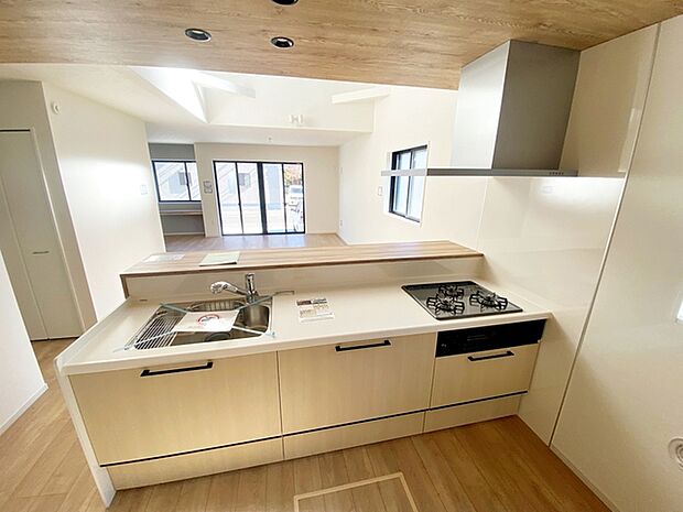 【キッチン】 小さなお子様にも目が届く、使い勝手の良い対面キッチンで楽しくお料理ができます！ 