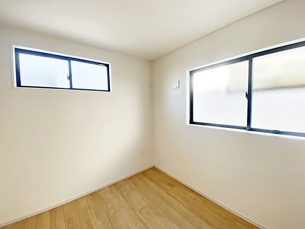 【洋室約5.2帖】 腰窓で机や家具の配置がしやすい洋室約5.2帖。子供部屋や書斎にもオススメです！ 