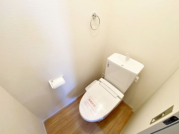 【1階トイレ】 1、2階共にシャワー機能付トイレを設置!忙しい朝の混雑も解消!