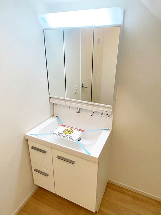 【洗面台】 収納力と機能性に優れた洗面台で、朝の忙しい時間でも身支度準備がスムーズにできます。 