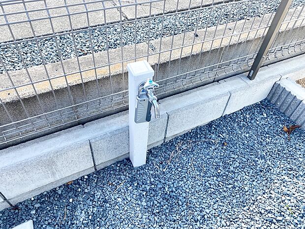 玄関横には立水栓が設置されています!お庭の水撒き、洗車、お掃除、お子様の水遊びなど便利です!