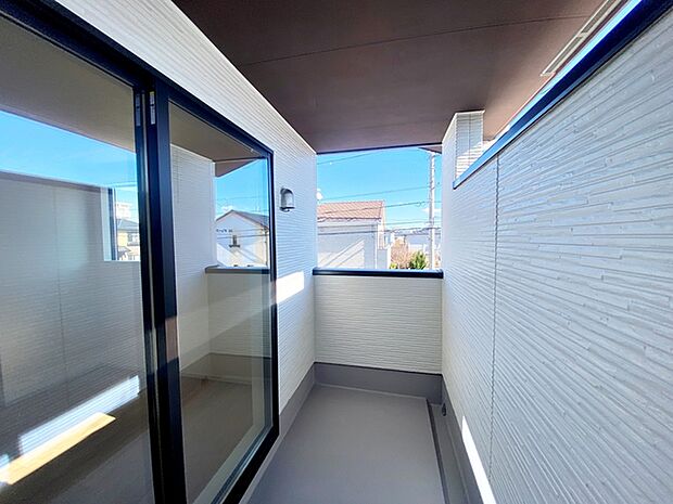 【バルコニー】 屋根のあるインナータイプのバルコニーだから、急な雨でも洗濯物が濡れにくくて安心