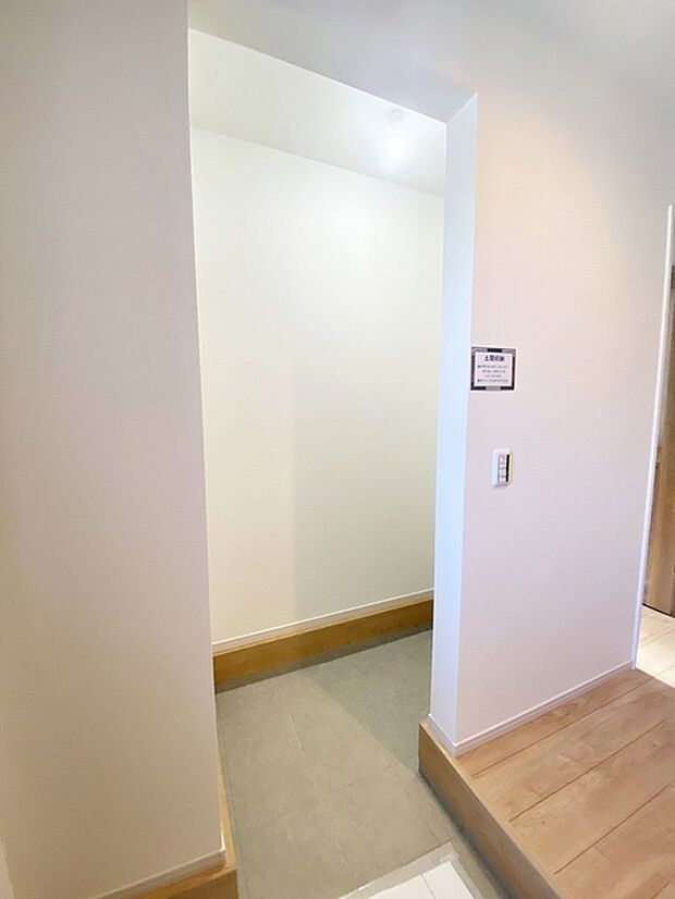 【土間収納】 『土間収納』を設けた玄関。室内に持ち込むと汚れが気になるグッズを収納