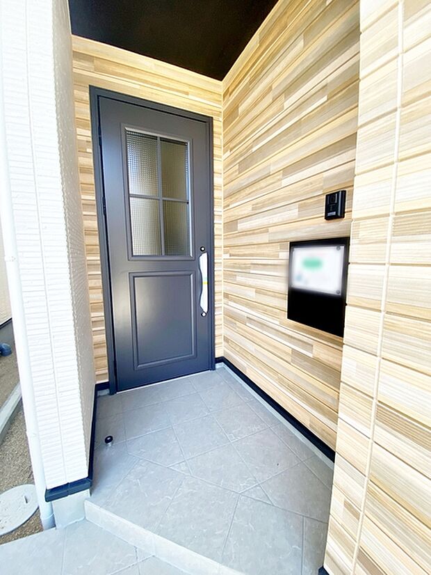 【玄関】 玄関が深い位置にあるので雨に濡れることなく身支度ができます 