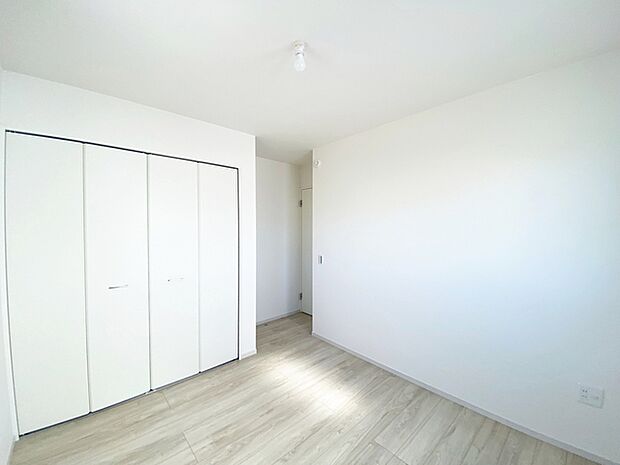 【洋室約5.5帖】 お子様の一人部屋に最適な居室です。クローゼット付きで自然とお片付けできる環境に！ 