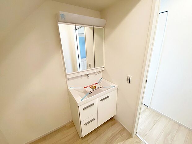 【洗面台】 洗髪・洗面・化粧などができる機能と収納スペースを一体化した洗面台です。 