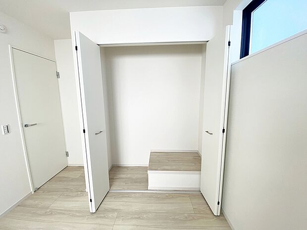 壁面クローゼットがあればタンスを置く必要がなく、出っ張りのないスッキリ空間を維持できます。