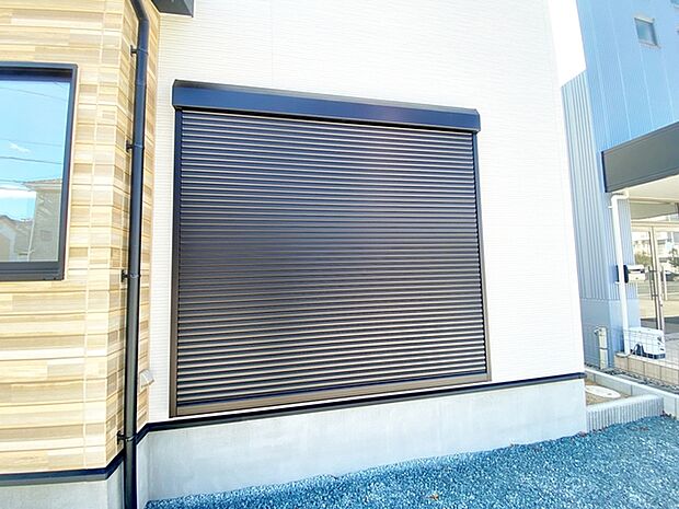 外観を損なわないシンプルなデザインの操作しやすいシャッター！防犯や台風対策に効果的です。 