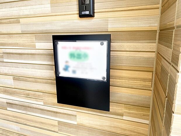 おしゃれなポスト。玄関の庇の中なので雨の日も濡れずに郵便物を取り込むことができます。