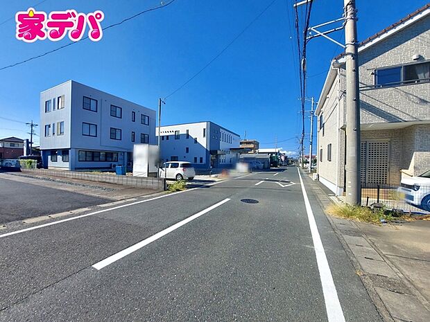 前面道路は公道で、車のすれ違いもらくらく広々7.4ｍの幅があります 