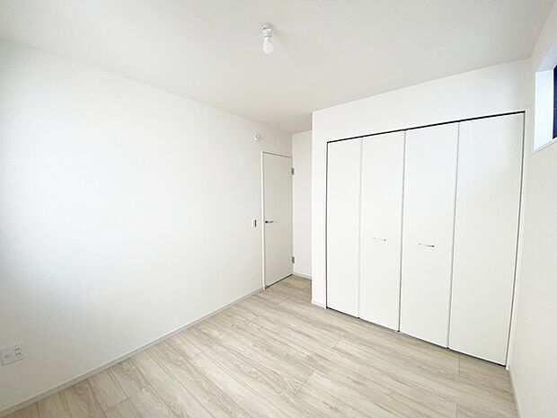 【洋室約5.2帖】 居室ドアとクローゼット扉を同色にすることにより、室内に落ち着きと安らぎを与えてくれます