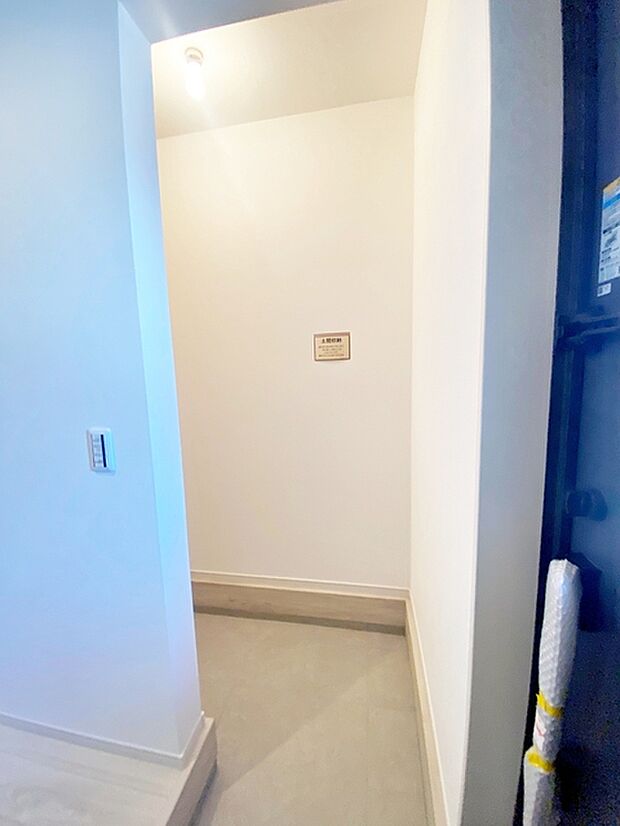 【土間収納】 アウトドア用品や屋外で遊ぶ子供のおもちゃ、園芸用品などの収納に便利な土間収納 