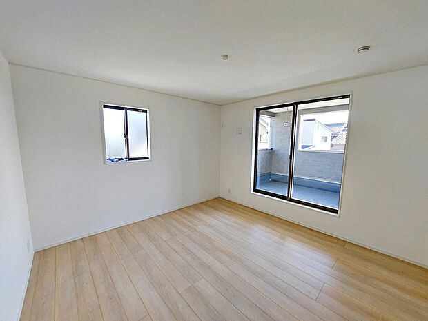 【洋室8.5帖】 大きなベッドを置いてもゆったり過ごせるプライベート空間です。バルコニーにも出られます。 