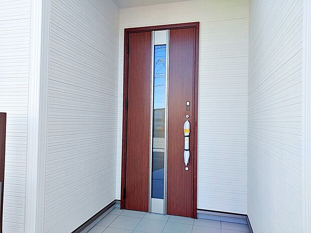 【玄関】 雨の日の出入りも濡れにくい玄関ポーチ