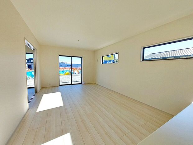 縦長リビングは壁面が広いため、収納や家具などを自由に配置しやすいです 