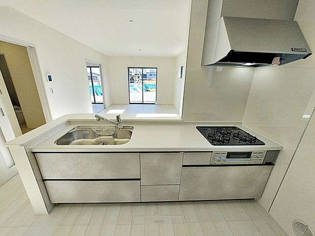 【キッチン】 リビングで遊んでいるお子様を見ながらお料理ができ、子育て中のパパママにも安心の設計です!