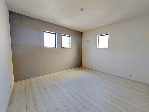 【洋室7.25帖】 落ち着いた色味のアクセントクロスを壁の一部に使うと、とても落ち着いた空間になります。