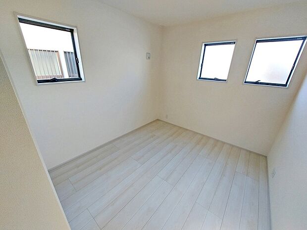 【洋室5.44帖】 2面採光で、晴れの日の日中はいつも明るい室内に。窓を開放すれば気持ちの良い風が入ります。