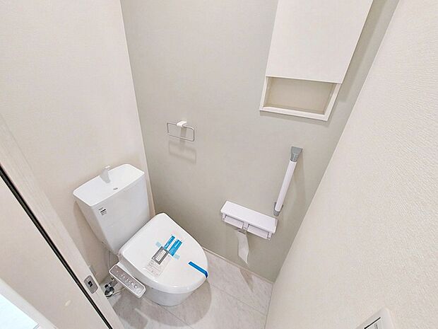 【トイレ】 フロアにシャワー機能付トイレが2カ所あり、朝の忙しい時間の混雑も解消!