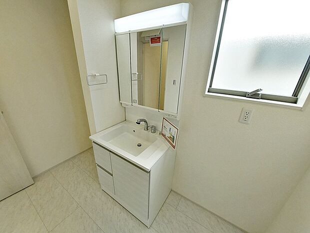 【洗面台】 洗面台の三面鏡の裏には収納があるので、見られたくないものの収納に便利