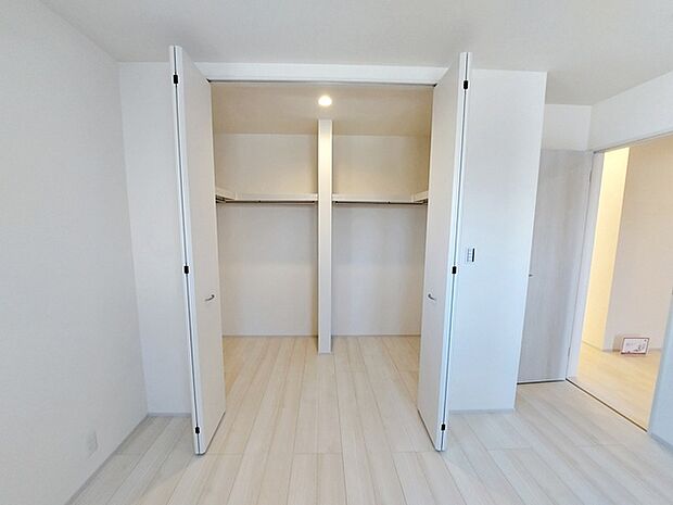 【ウォークインクローゼット】 WICは洋服、帽子、バッグなど全て収納可能!お部屋がスッキリ整理整頓できます!