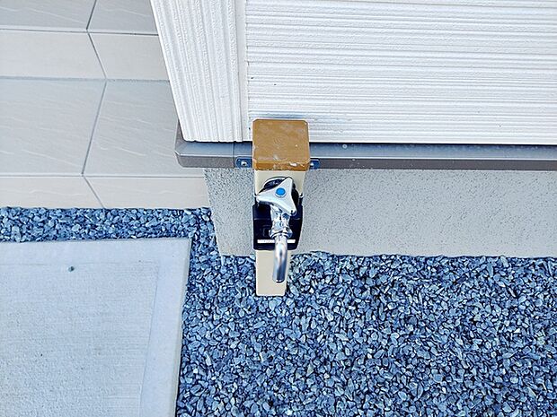 玄関横には立水栓が設置されています!お庭の水撒き、洗車、お掃除、お子様の水遊びなど便利です!