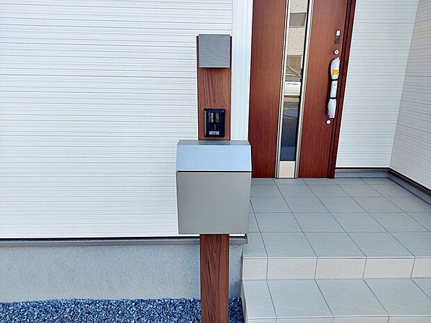 ポストやインターホン等一体型のシンプルな門柱が標準設備！ 