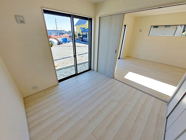 【洋室4.5帖】 リビングと続き間の洋室。オープンにして大空間にしたり、クローゼットもあるので個室として使用することもでき便利です。