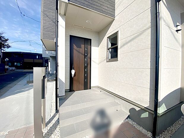 【玄関】 雨の日の出入りも濡れにくい玄関ポーチ 