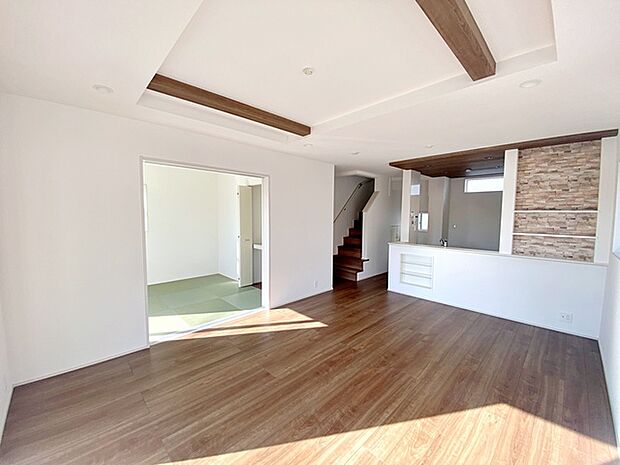 【リビング16帖】 折り上げ天井で奥行きを出し開放感のあるリビング 