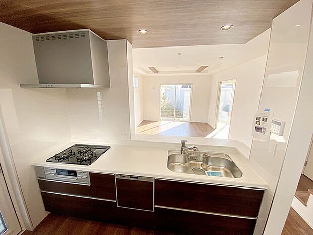 【キッチン】 人気の対面キッチンは料理をしながらご家族やお客様との会話が楽しめます!