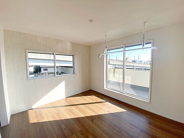 【洋室7帖】 大きなベッドを置いてもゆったり過ごせるプライベート空間です。便利な吊下げ式の室内物干し付きです！ 