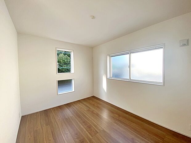 【洋室6帖】 お子様にとっての初めての「自分の部屋」。学習机やベッドの配置もラクラクです。 