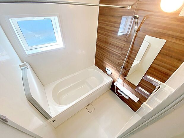 【浴室】 浴室は1坪タイプで親子一緒に入浴しても広くご利用できます！ステップ付きの浴槽は節水効果も。 