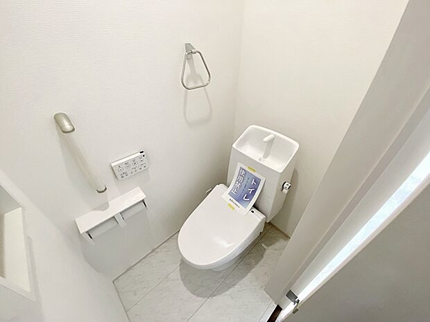 【トイレ】 各フロア1カ所ずつシャワー機能付トイレを設置しており、忙しい朝の混雑も解消！ 